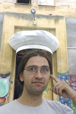 Dejan Gotal iz pulske udruge Distorzija ispred mornarske kape na ulazu u 'Rojc gotal.jpg
